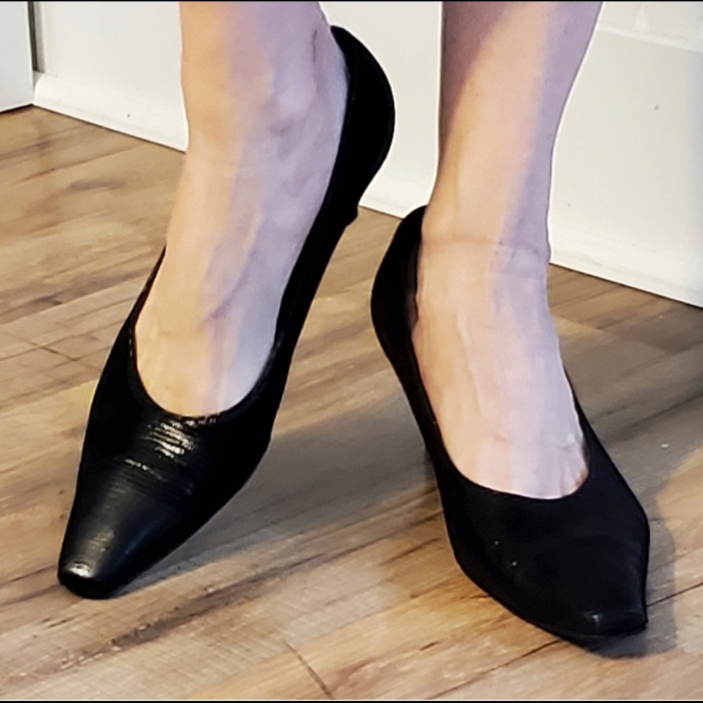 ✳SALE✳ SALVATORE FERRAGAMO BLACK LEATHER PUMPS - 8